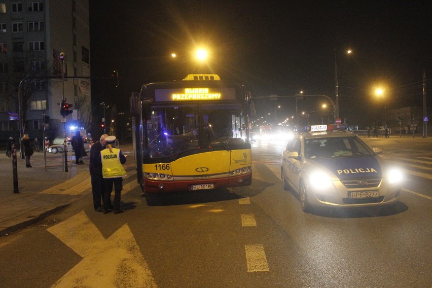 Wypadek na Piłsudskiego w Łodzi. Pieszy potrącony przez autobus MPK [ZDJĘCIA]