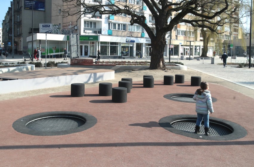 - Plac zabaw dla dzieci na środku ronda komunikacyjnego,...