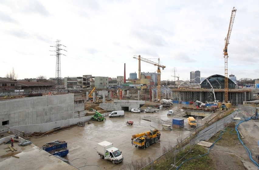 Budowa dworca Łódź Fabryczna: Wyburzają budynek pod budowę ulicy Nowotargowej