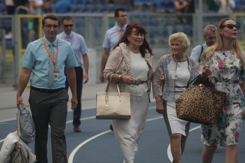 Kongres Świadków Jehowy w Chorzowie. Dzień 2. Tysiące wiernych na Stadionie Śląskim wspólnie śpiewa i się modli 