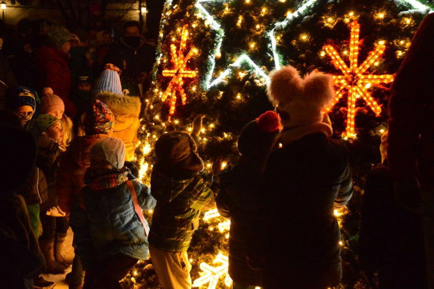 Myślenicki rynek przed i po włączeniu świątecznej iluminacji