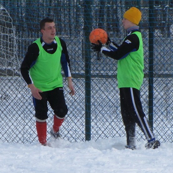 W zimowych przygotowaniach do rundy wiosennej uczestniczy m. in. powracający Cezary Giziński (z lewej).