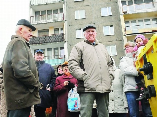 Mieszkańcy dziesięciopiętrowego wieżowca przy ulicy Piaskowej nie chcą, by zamiast zsypu, przed blokiem pojawiła się pergola śmietnikowa