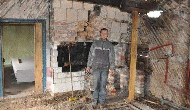 Pożar starego drewnianego domu zniszczył całe wnętrze. Daniel stracił dach nad głową