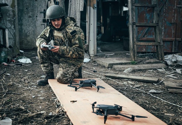 Dron to już codzienność na polu walki na Ukrainie. Pora na kontrofensywę