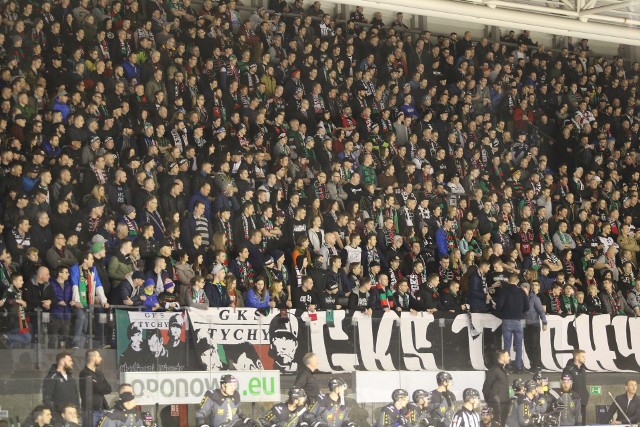 Na meczu GKS Tychy - Tauron KH GKS Katowice 29 marca 2018 trybuny Stadionu Zimowego pękały w szwach. a widowni zasiadł komplet blisko trzech tysięcy tyskich fanów