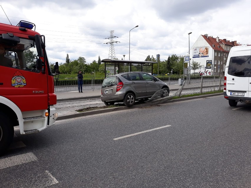 Wypadek na Borowskiej. Mercedes wjechał w ogrodzenie (ZDJĘCIA)