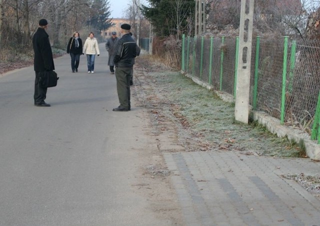 Jeszcze w połowie listopada chodnik przy Fabrycznej urywał się w połowie ulicy