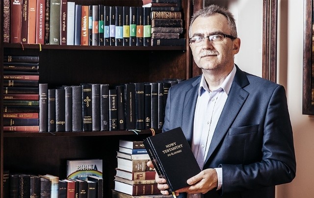 Burmistrz Gabriel Tabor z Biblią po Śląsku