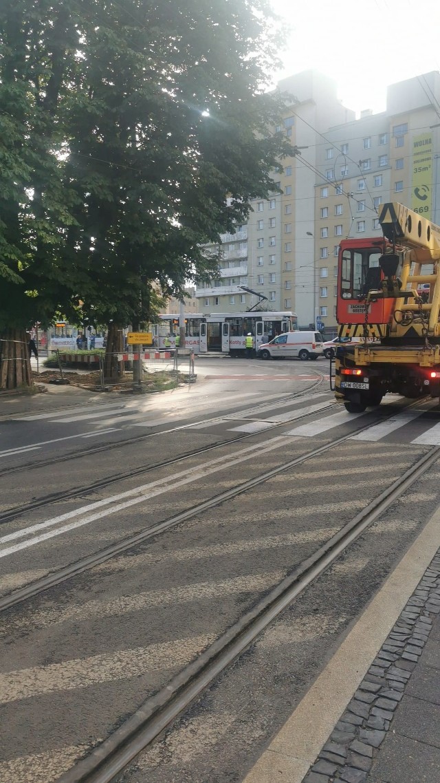 Wykolejony tramwaj linii nr 6 przy ul. Jedności Narodowej.