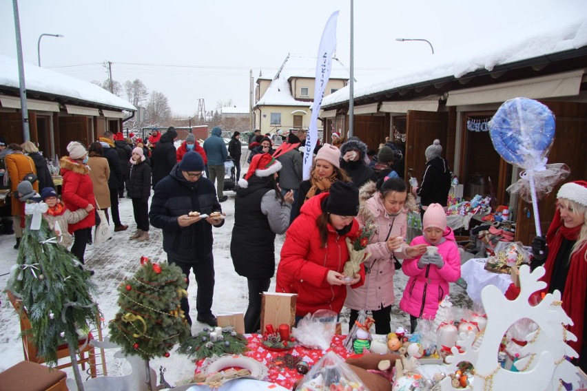 W niedzielę na rynku w Tuchomiu odbył się świąteczny...