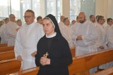 Diecezja opolska ma 55 nowych nadzwyczajnych szafarzy komunii świętej. Ustanowił ich dzisiaj biskup opolski Andrzej Czaja