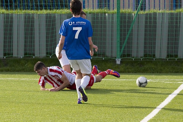 Stal Rzeszów (niebiesko-białe stroje) zremisowała 2-2 z Resovią w meczu Podkarpackiej Ligi Juniorów starszych. Zdjęcia nadesłał do nas Dariusz Sowa.