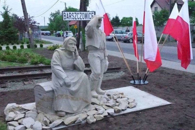 Za pomnikiem znajdują się tory oraz nazwa stacji Barszczowice, z której odjeżdżali Kresowianie.