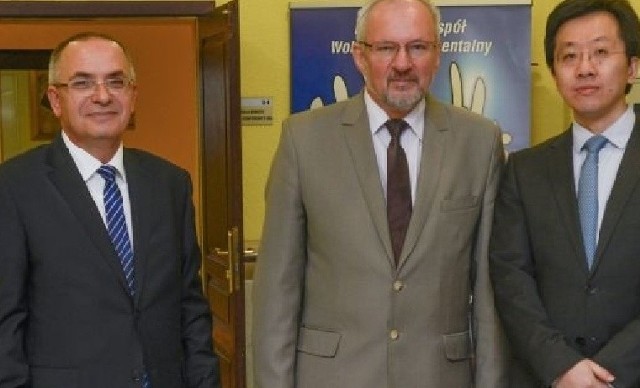 Od lewej: Zdzisław Marek Szczekota, profesor Bogdan Antoszewski oraz Owen Ou z Huawei.