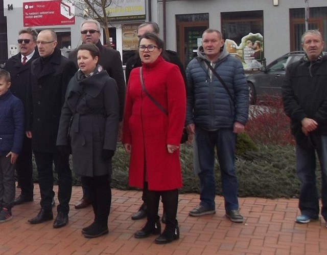 Katarzyna Bochyńska - Wojdył była w gronie osób, którzy zaśpiewali hymn na placu w Przysusze.