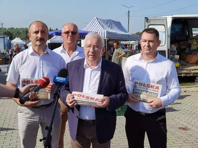 Poseł Krzysztof Lipiec na targowisku w Chmielniku. Towarzyszyli mu członkowie Zarządu  Powiatu Kieleckiego z Prawa i Sprawiedliwości - Stefan Bąk, Cezary Majcher i Mariusz Ściana. Więcej na kolejnych zdjęciach.