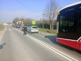 Kraksa dwóch osobówek i autobusu na drodze krajowej nr 42 w Wąchocku. Jedna osoba ranna