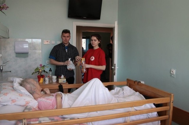 Radek Trendowski i Sandra Jaworska z PCK odwiedzili z podarunkami cierpiących pacjentów grudziądzkiego szpitala