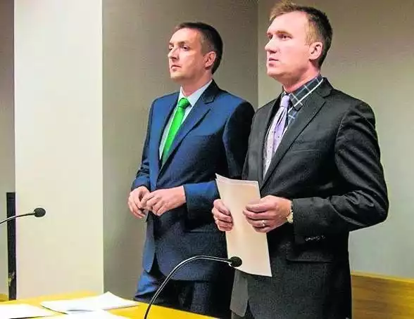 Grzegorz Kiełb (z lewej) i wydawca Tarnobrzeskiego Niecodziennika Wojciech Wąsik nie mogą kolportować pisma.