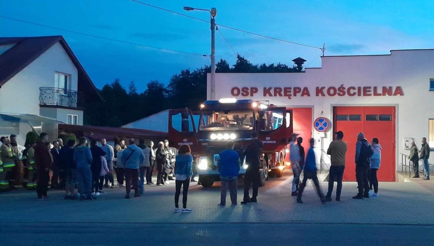Nowy wóz strażacki oglądało wielu mieszkańców Krępy...