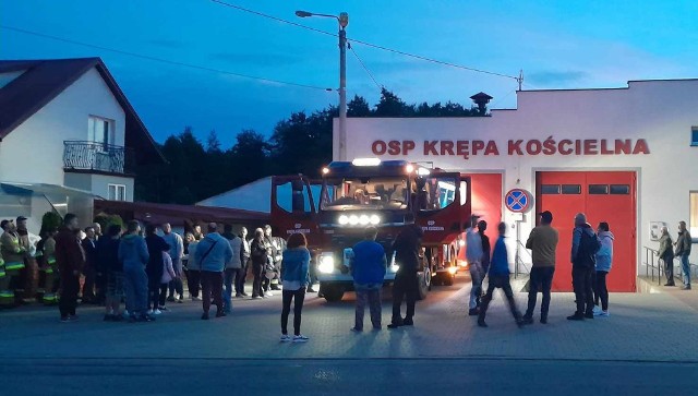 Nowy wóz strażacki oglądało wielu mieszkańców Krępy Kościelnej. Po zmroku, z pełnym oświetleniem prezentuje się znakomicie.