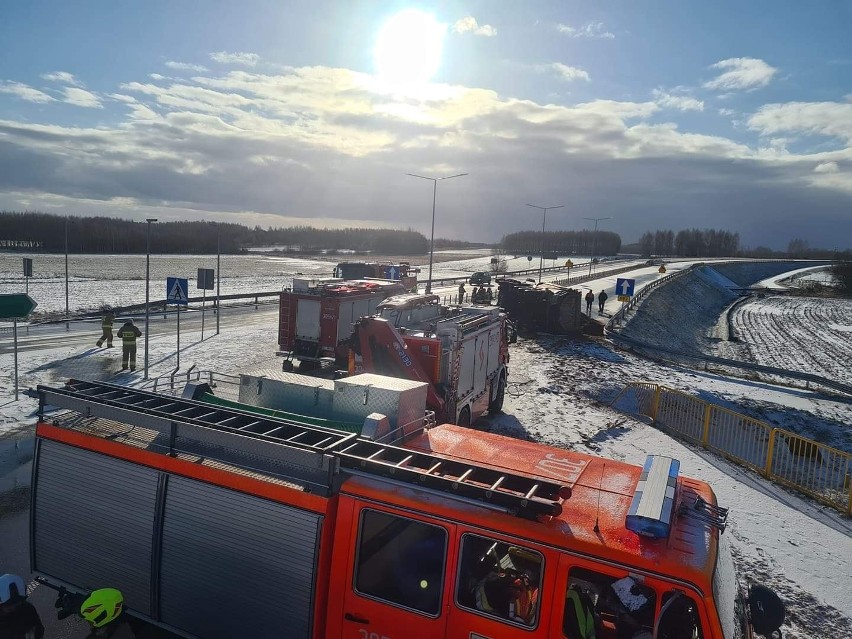 Tołcze. Wypadek na DW 678 na trasie Białystok - Łapy. Ciężarówka wpadła w poślizg i wywróciła się [ZDJĘCIA]