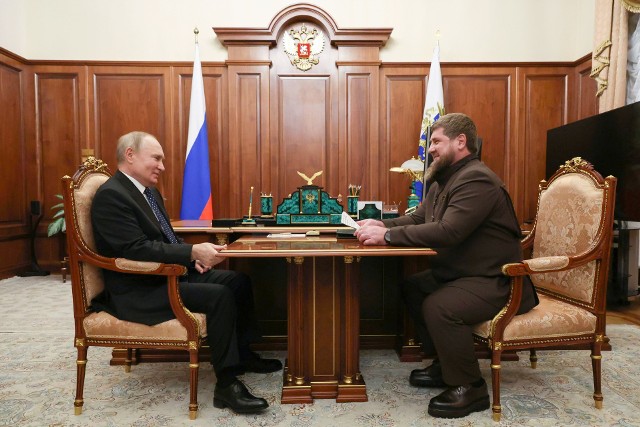 Podczas spotkania na Kremlu, Putin sprawiał wrażenie chorego, Kadyrow zaś wystraszonego.