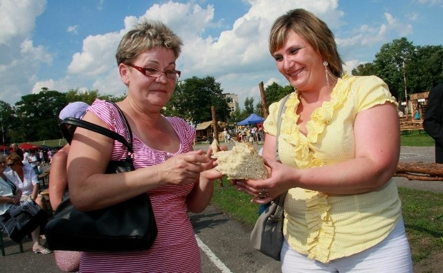 W czasie dożynek starościna Barbara Szczepanik (z prawej) częstowała mieszkańców chlebem. Zdaniem Grażyny Kasperek, chleb był znakomity.