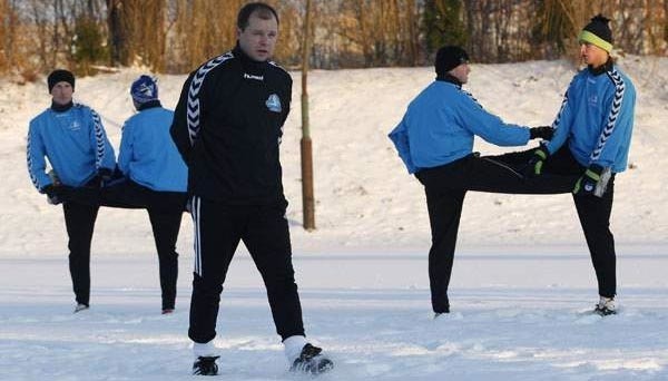 Trener Andrzej Szymański (na pierwszym planie) nie może być do końca pewny kadry, jaką będzie na wiosnę dysponował.
