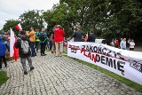 "Stop plandemii". Protest antycovidowców pod Pomnikiem Czynu Polaków