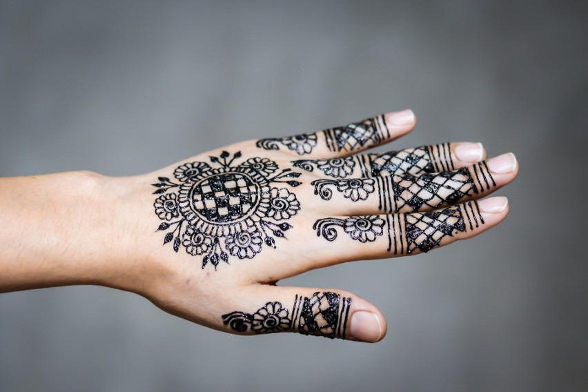 Stanowisko: Malowanie tatuaży z henny...