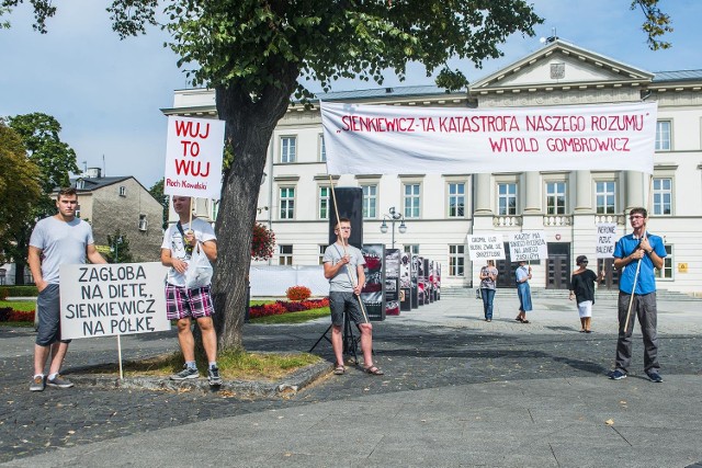 Narodowe Czytanie 2015 kontra happening z Gombrowiczem na deptaku w Radomiu.