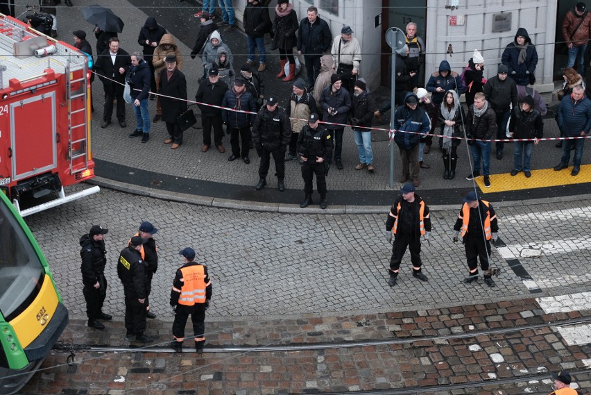 Marcinkowskiego: Groźny wypadek w centrum. Tramwaj wbił się...