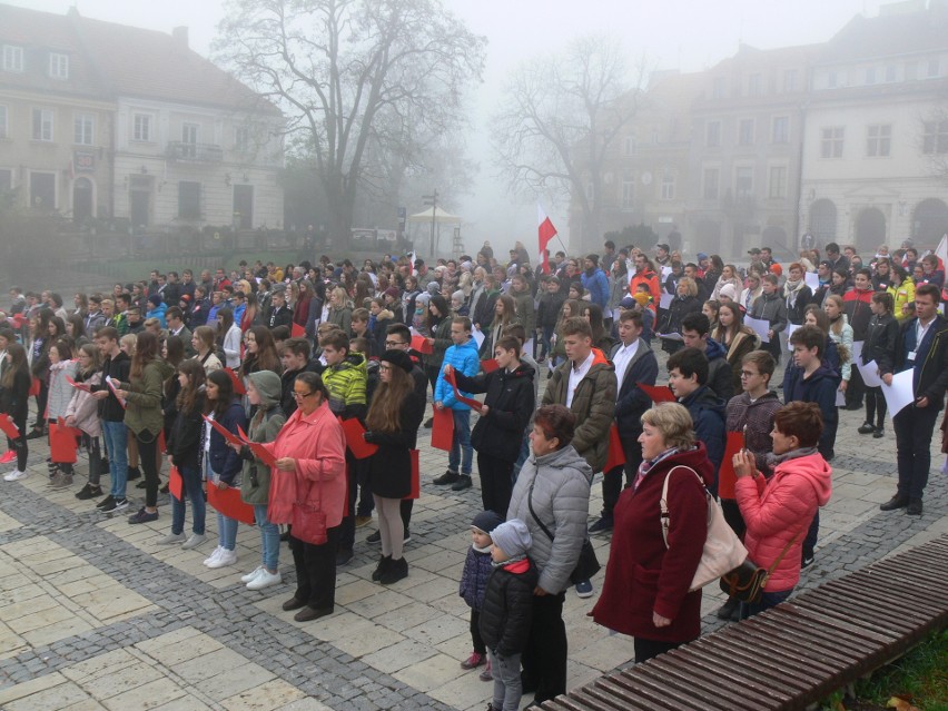 Ponad 350 osób punktualnie o godzinie 11.11 na Rynku Starego...