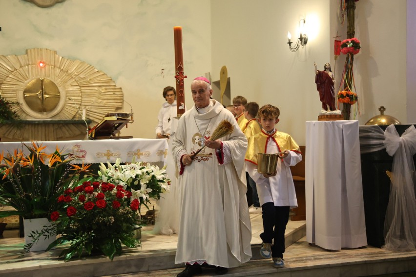 Biskup Marian Florczyk w kościele w Kielcach - Dyminach obficie pokropił wiernych wodą święconą, a dzieci zrewanżowały się lejąc wodą