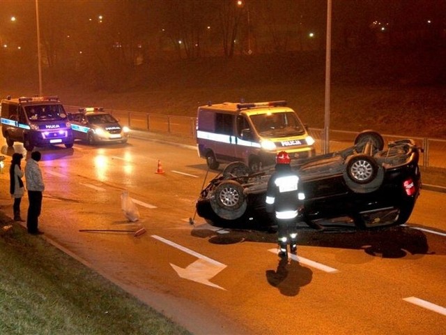 Przewrócony na ulicy Radomskiej w Kielcach samochód kia carnival.