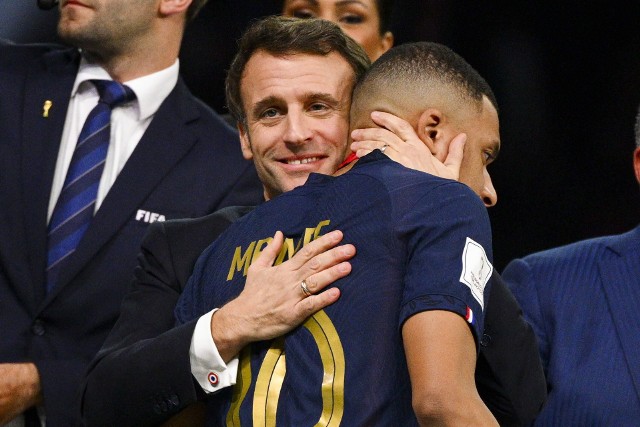 Prezydent Francji, Emmanuel Macron pozostaje z napastnikiem PSG, Kylianem Mbappe w przyjacielskich kontaktach