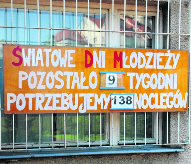 Parafie w Krakowie cały czas zachęcają do przyjmowania młodych pielgrzymów. Takie ogłoszenie wisi przy kościele św. Jana Kantego