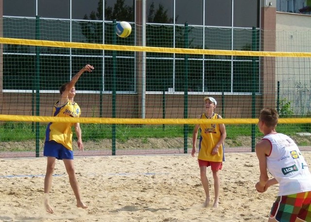 Boiska do siatkówki plażowej przy Publicznym Gimnazjum nr 8 zostały otwarte. W spotkaniu Radomskiej Olimpiady Młodzieży gospodarze, w żółtych koszulkach wygrali z Publicznym Gimnazjum nr 3 w Radomiu.