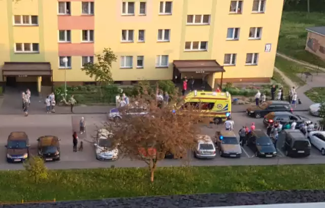 Czytelnicy poinformowali nas, że na ulicy Osiedlowej mężczyzna popełnił samobójstwo. Informację potwierdza radomska policja.