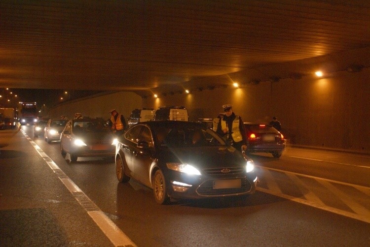 Wielka akcja policji Tunel. Mandaty, pijani kierowcy i kontrabanda (zdjęcia)