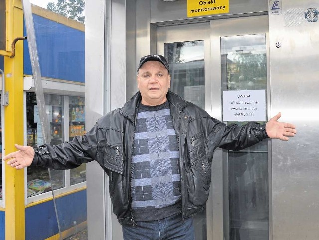 58-letni Jerzy Cichoński chciałby skorzystać z windy, która znajduje się w przejściu podziemnym na ul. Mickiewicza, jednak jest to niemożliwe. Mężczyźnie po zawale ciężko chodzi się po schodach