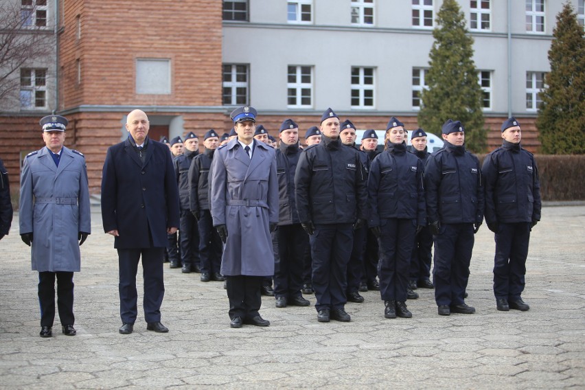 Ślubowanie policjantów w Katowicach. Funkcjonariuszom...