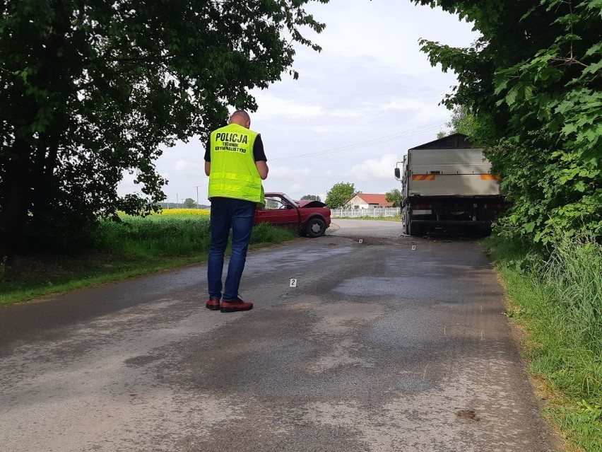 Wypadek na łuku drogi w Strzyżowicach. Jedna osoba w szpitalu