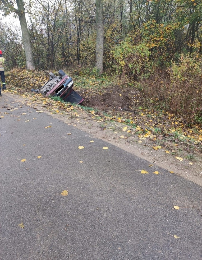 Wypadek w Gostkowie. Samochód skończył jazdę w przydrożnym rowie. Do zdarzenia doszło 25.10.2022