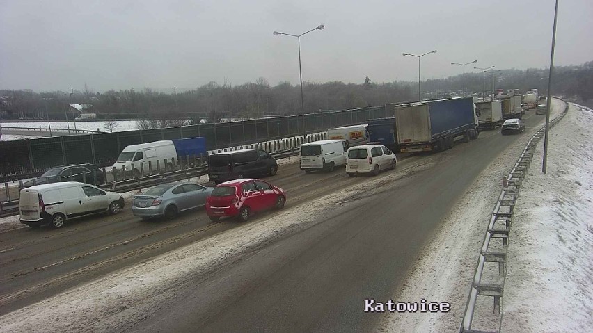 Na wielu drogach w Małopolsce panują trudne warunki drogowe.