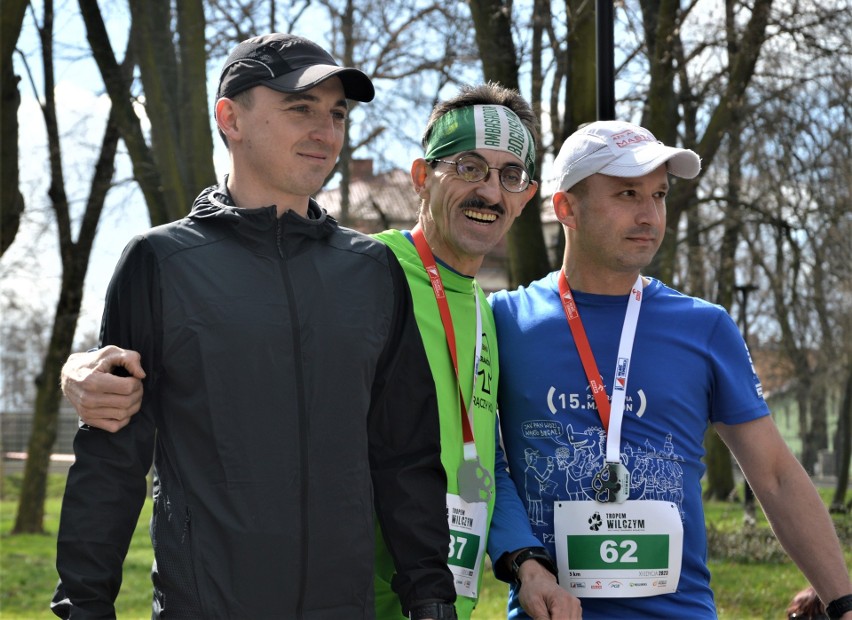 W środku zwycięzca biegu Bogusław Opryszek, z lewej Marcin...