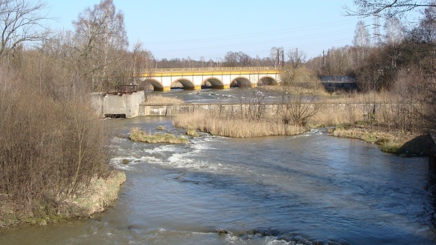Most kolejowy nad Białą Przemszą w Maczkach...