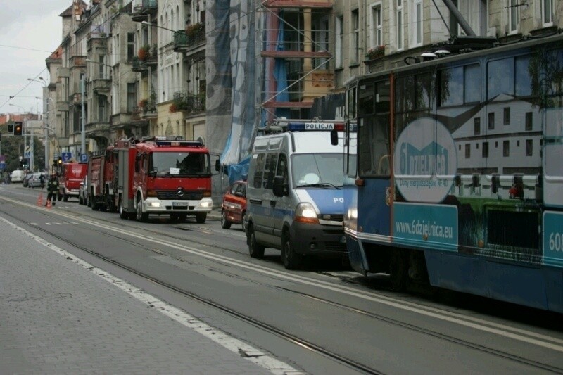 Wypadek na Piastowskiej. Ciężarówka z butlami gazowymi zderzyła się z tramwajem